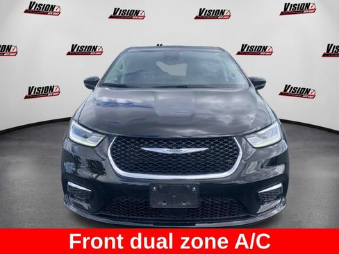 Used 2024 Chrysler Pacifica Touring-L FWD image 8