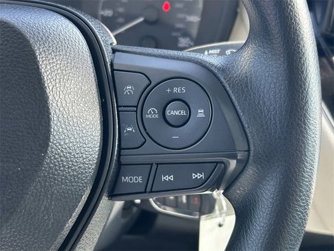 Used 2025 Toyota Corolla LE image 32
