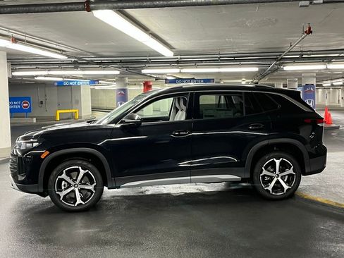 New 2025 Volkswagen Tiguan SE image 32