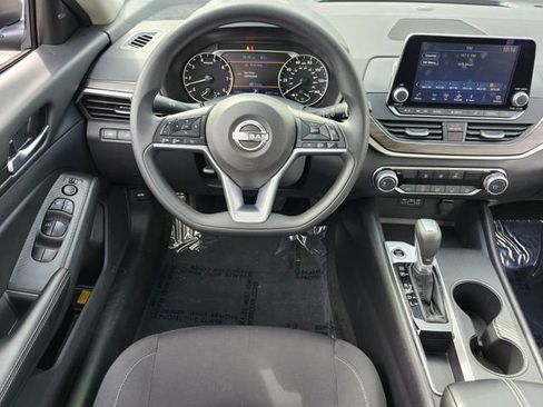 Used 2025 Nissan Altima 2.5 SV FWD image 11