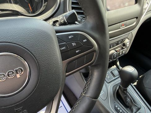 Used 2019 Jeep Cherokee Latitude w/ Cold Weather Group AWD/4WD image 23