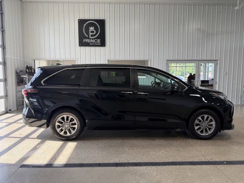 Used 2022 Toyota Sienna XLE AWD/4WD image 5