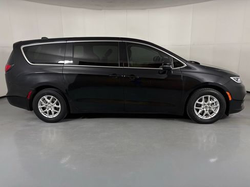 Used 2023 Chrysler Pacifica Touring-L FWD image 9