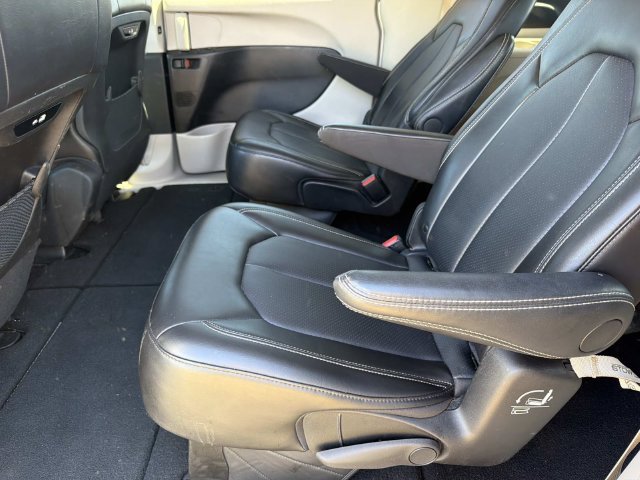 Used 2024 Chrysler Pacifica Touring-L FWD image 17