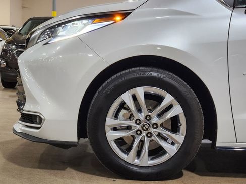 Used 2024 Toyota Sienna Limited FWD image 5