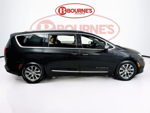 Used 2023 Chrysler Pacifica Pinnacle FWD image 14