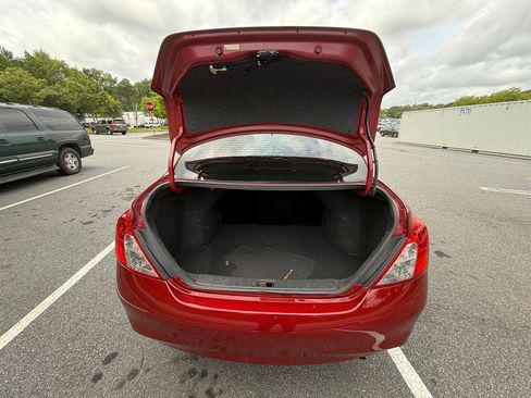 Used 2012 Nissan Versa SV FWD image 21
