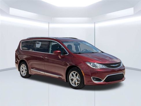 Used 2018 Chrysler Pacifica Touring-L w/ Tire & Wheel Group FWD image 8