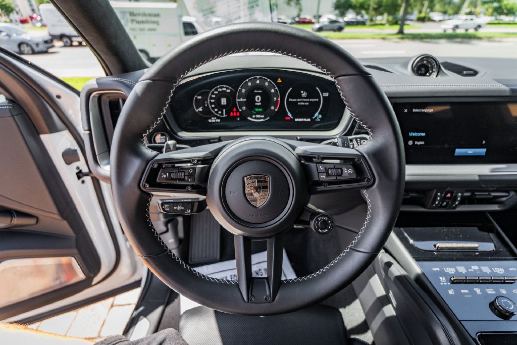 Used 2025 Porsche Cayenne Turbo AWD/4WD image 23