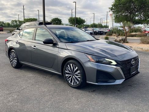 Used 2025 Nissan Altima 2.5 SV image 3