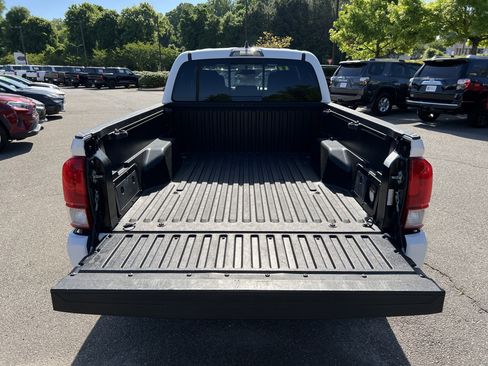 Used 2017 Toyota Tacoma TRD Sport w/ Tow Package image 29