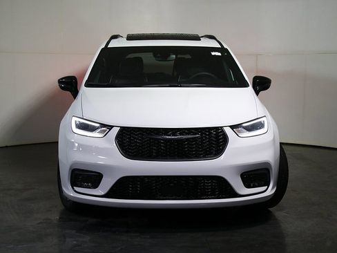 Used 2025 Chrysler Pacifica Limited image 9