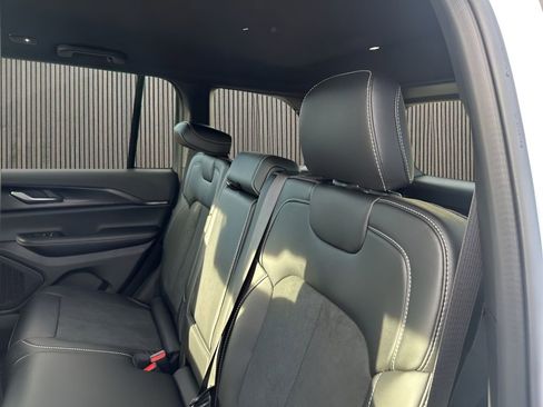 New 2025 Jeep Grand Cherokee Altitude image 19