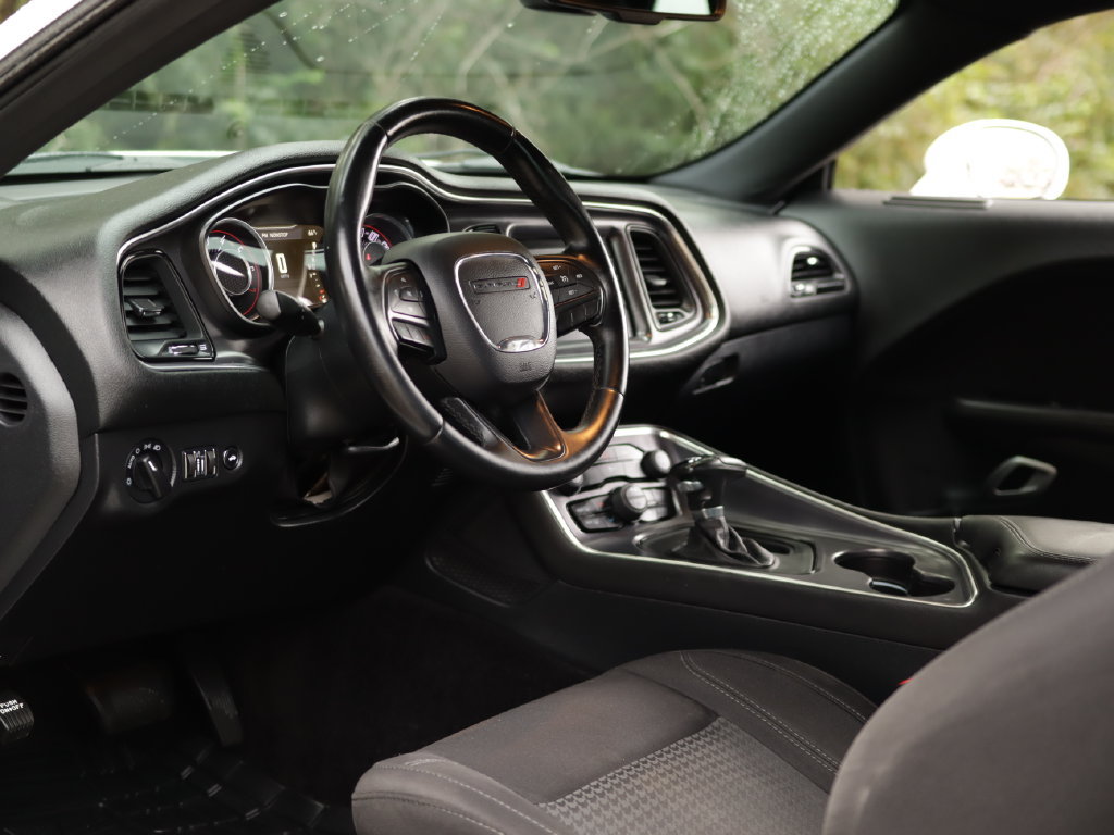Used 2016 Dodge Challenger SXT RWD image 9