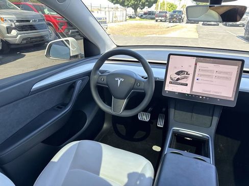 Used 2024 Tesla Model Y Performance AWD/4WD image 9