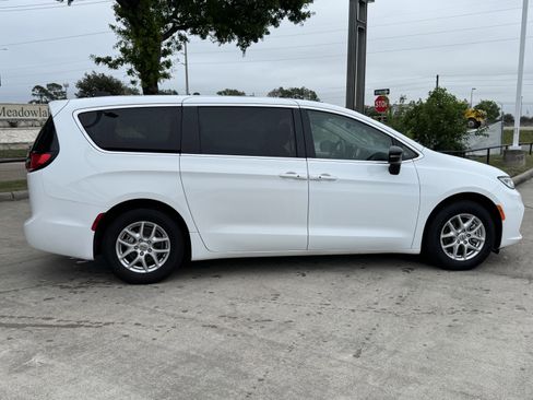 Used 2024 Chrysler Pacifica Touring-L FWD image 7