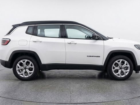 Used 2025 Jeep Compass Latitude AWD/4WD image 11