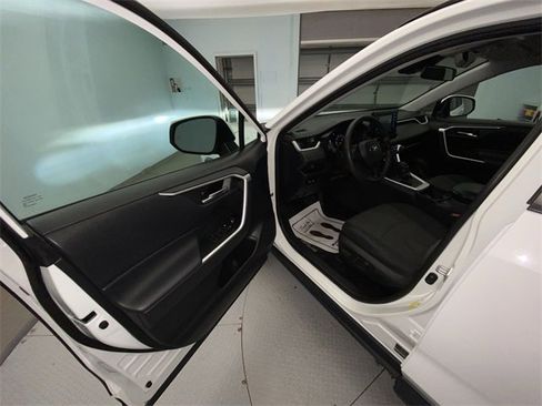 Used 2021 Toyota RAV4 XLE image 11