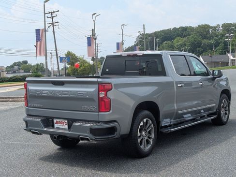 Used 2023 Chevrolet Silverado 1500 High Country w/ Z71 Off-Road Package AWD/4WD image 9