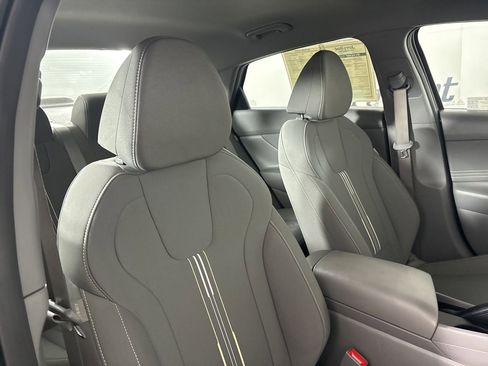 Used 2025 Hyundai Elantra Sport image 27