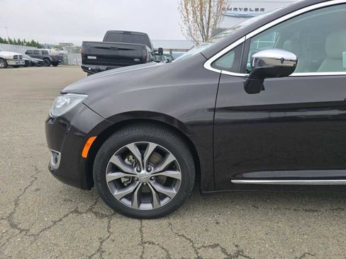 Used 2017 Chrysler Pacifica Limited w/ UConnect Theater Package FWD image 19