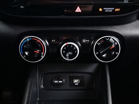 Used 2020 Hyundai Venue SE image 19