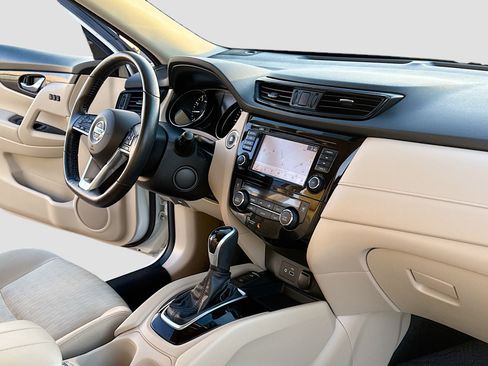 Used 2019 Nissan Rogue SV w/ Premium Package image 5