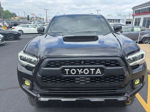 Used 2020 Toyota Tacoma TRD Sport w/ TRD Premium Sport Package AWD/4WD image 6