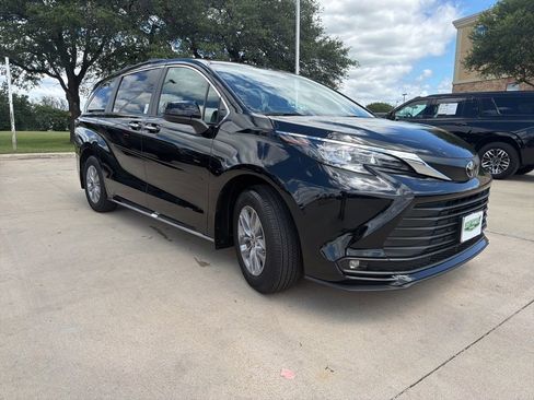 Used 2026 Toyota Sienna XLE FWD image 6