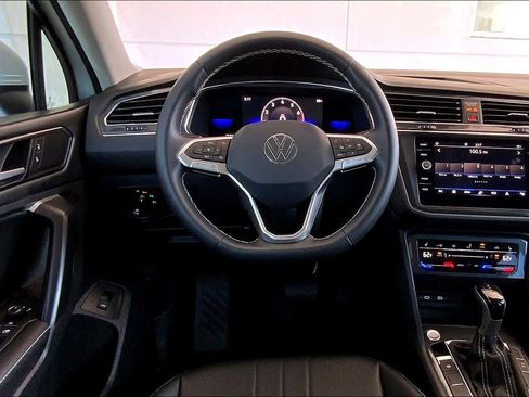 Used 2022 Volkswagen Tiguan SE w/ Panoramic Sunroof Package image 6