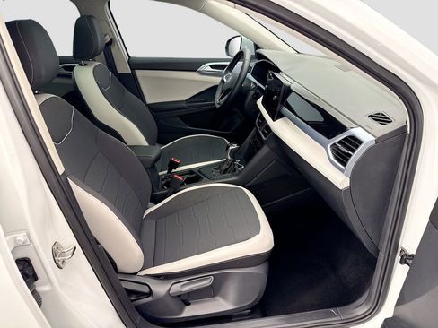 Used 2025 Volkswagen Taos SE w/ Panoramic Sunroof Package image 18