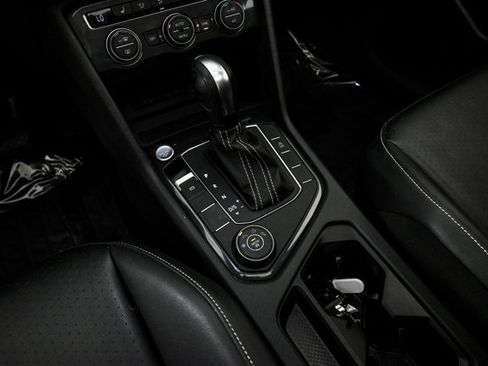 Used 2021 Volkswagen Tiguan SE w/ Panoramic Sunroof Package image 15