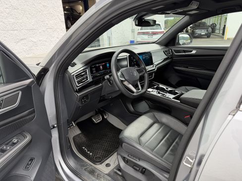Used 2024 Volkswagen Atlas Cross Sport SEL R-Line AWD/4WD image 10