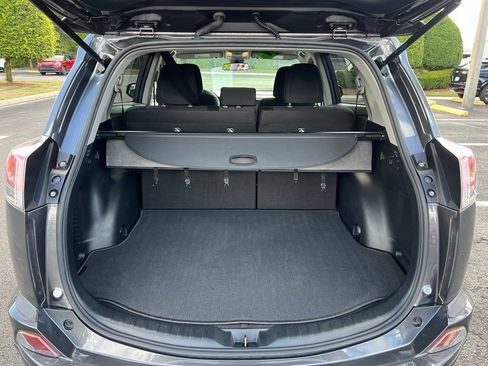 Used 2018 Toyota RAV4 LE FWD image 16