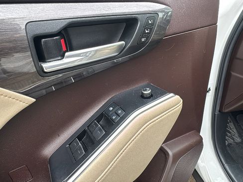 Used 2022 Toyota Highlander Platinum image 13