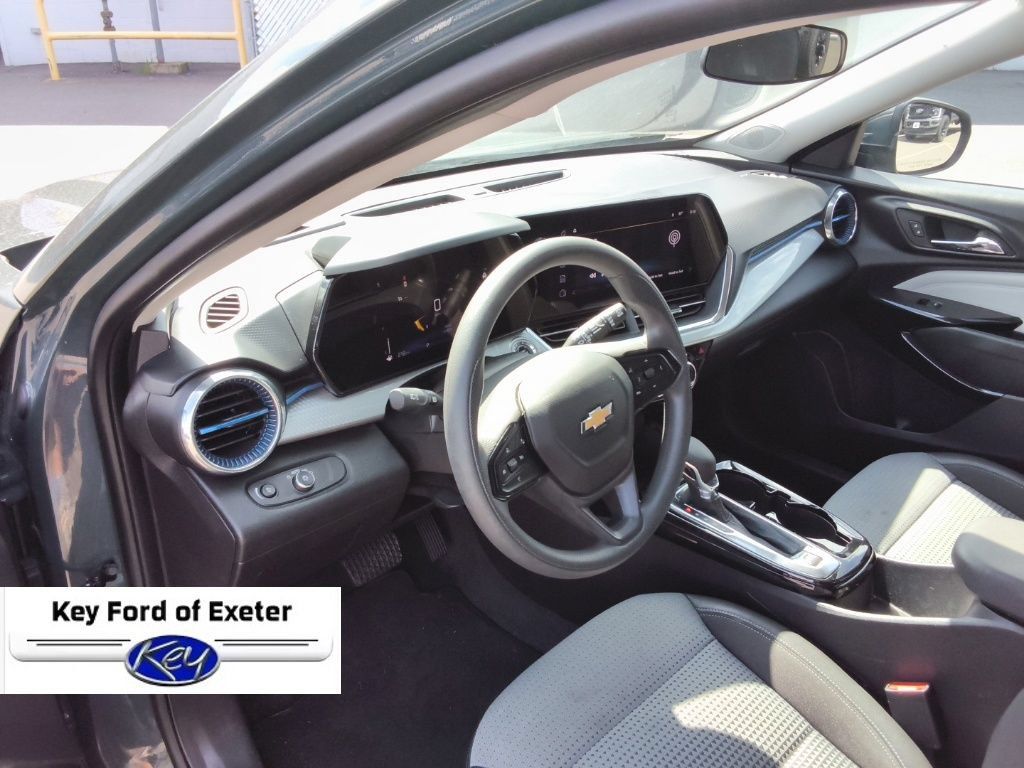 Used 2025 Chevrolet Trax LT FWD image 24