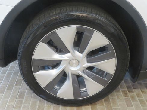 Used 2024 Tesla Model Y Long Range AWD/4WD image 9