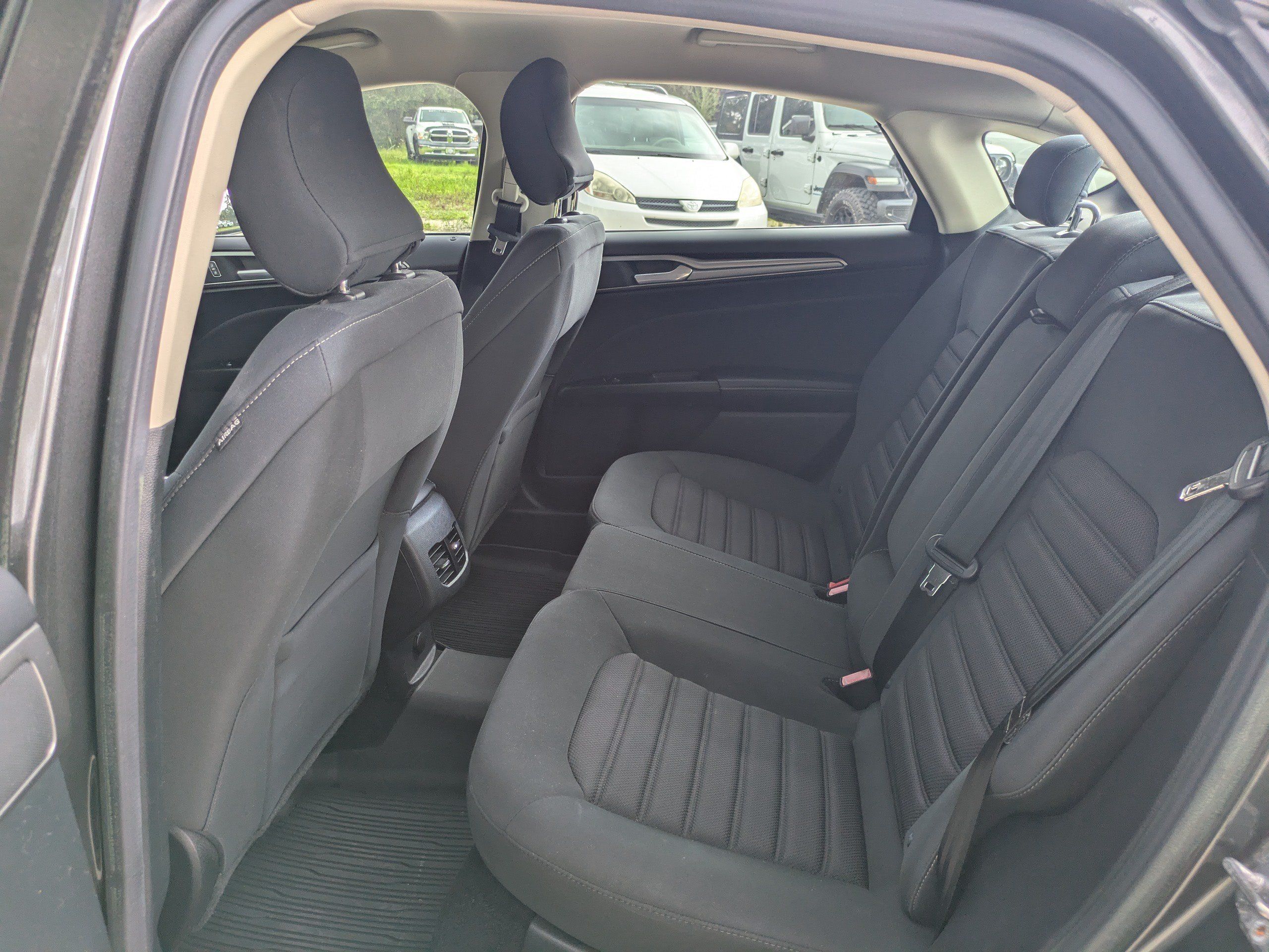 Used 2017 Ford Fusion SE w/ Fusion SE Technology Package FWD image 12