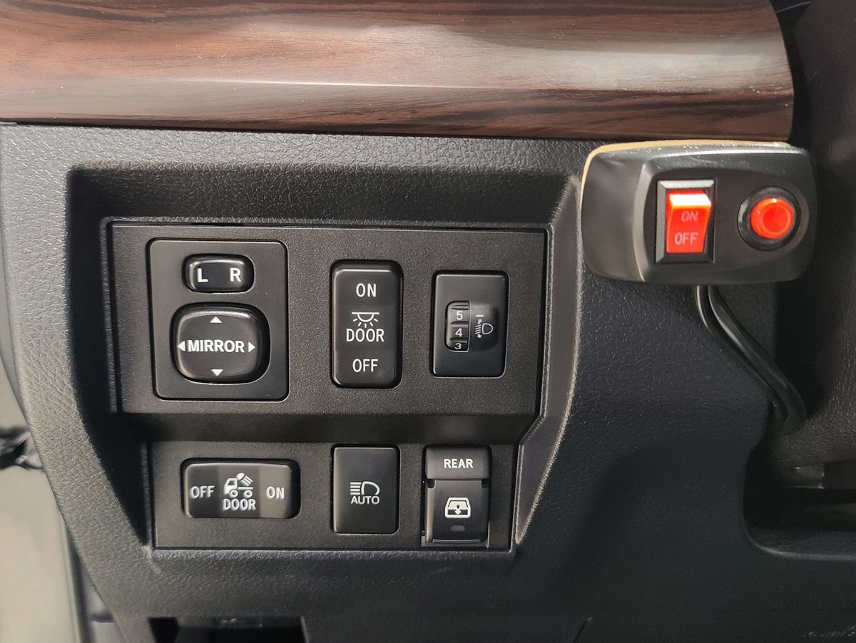 Used 2018 Toyota Tundra Limited w/ Limited Premium Package AWD/4WD image 31