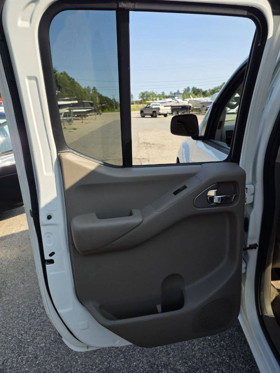 Used 2014 Nissan Frontier SV w/ SV Value Truck Package RWD image 16