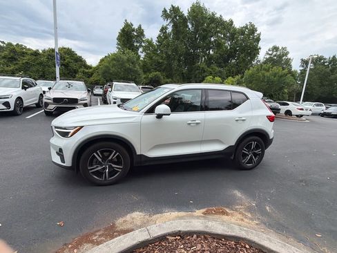 Used 2025 Volvo XC40 B5 Core AWD/4WD image 8