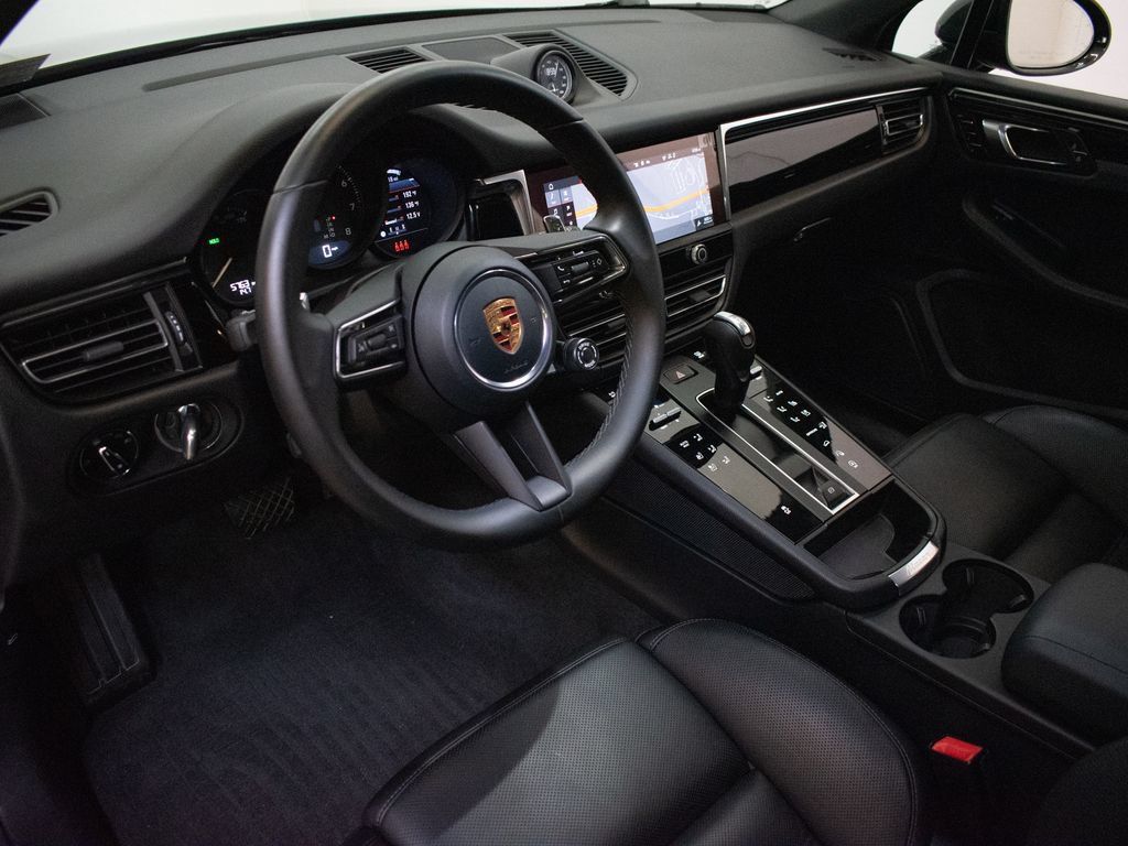 Certified 2026 Porsche Macan AWD/4WD image 4