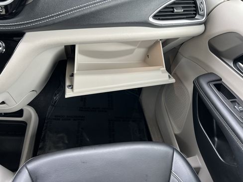 Used 2023 Chrysler Pacifica Touring-L FWD image 35