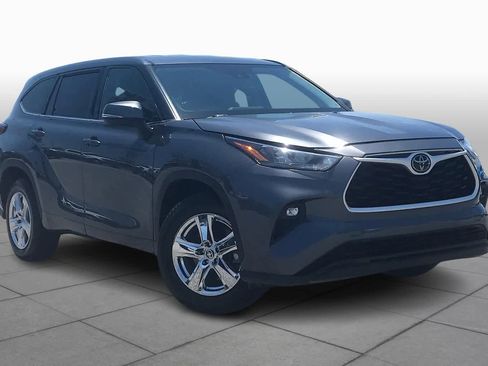 Used 2020 Toyota Highlander LE FWD image 3