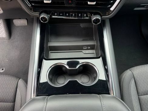 Used 2025 Chevrolet Suburban LS RWD image 19