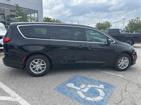New 2025 Chrysler Pacifica Select w/ Uconnect Theater Family Group image 36