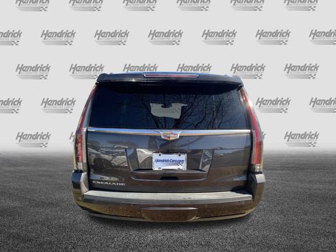 Used 2017 Cadillac Escalade Platinum image 9