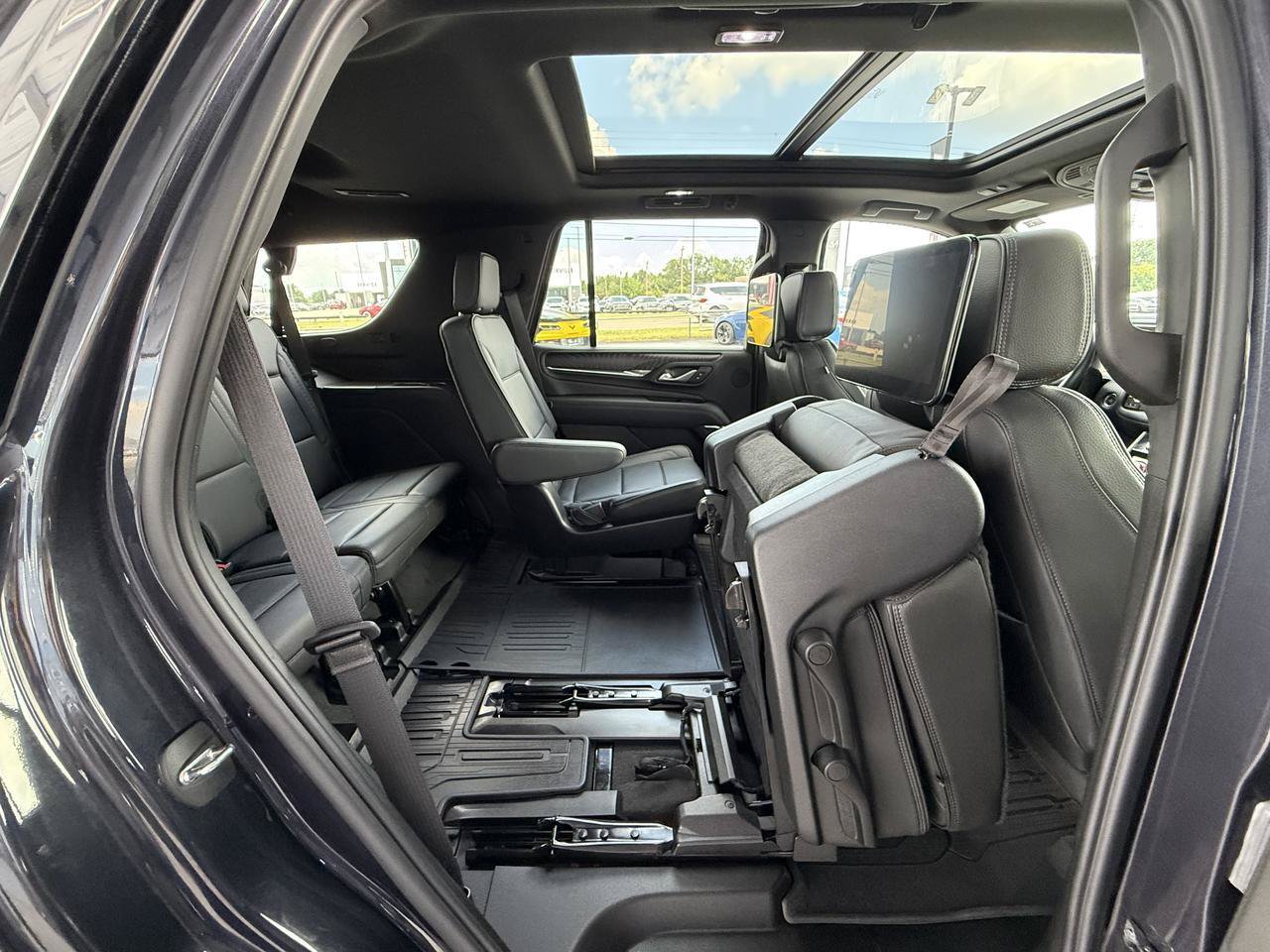 Used 2024 GMC Yukon Denali w/ Advanced Technology Package AWD/4WD image 39