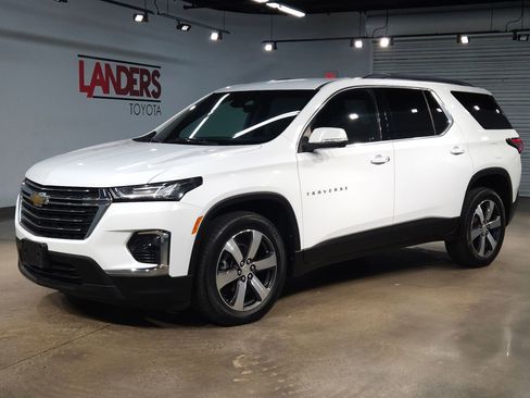 Used 2023 Chevrolet Traverse LT w/ LT Premium Package image 3