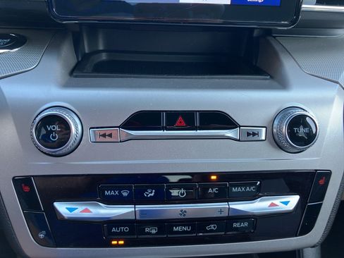 Used 2022 Ford Explorer XLT w/ Equipment Group 202A AWD/4WD image 19